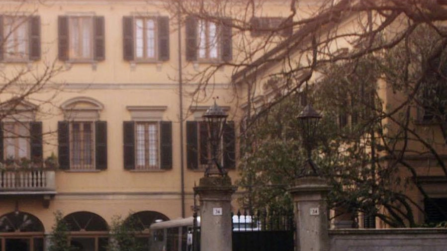Arcore e la Villa del Cavaliere Dal mausoleo ai quadri del Tiziano ammirati da Gorbaciov e da Putin Arcore e la Villa del Cavaliere Dal mausoleo ai quadri del Tiziano ammirati da Gorbaciov e da Putin