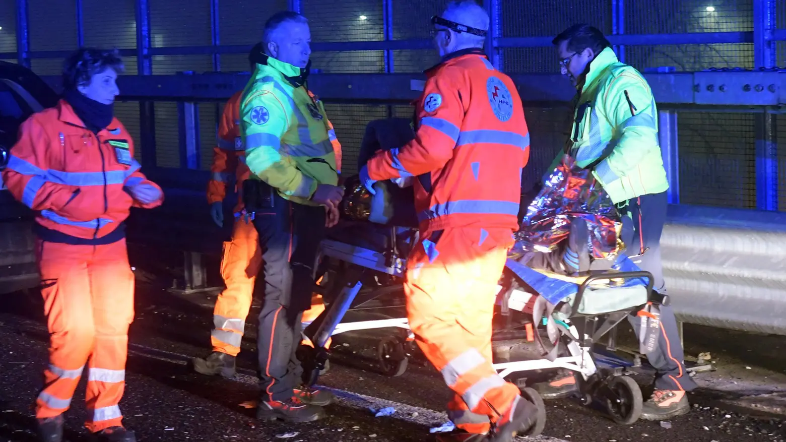 Scende dalla macchina: falciata Una vittima e cinque feriti sul raccordo tra le tangenziali Scende dalla macchina: falciata Una vittima e cinque feriti sul raccordo tra le tangenziali