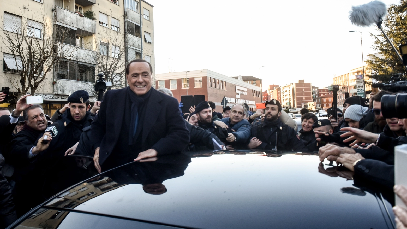 Silvio Berlusconi ai gazebo di Forza Italia a Milano (Newpress)