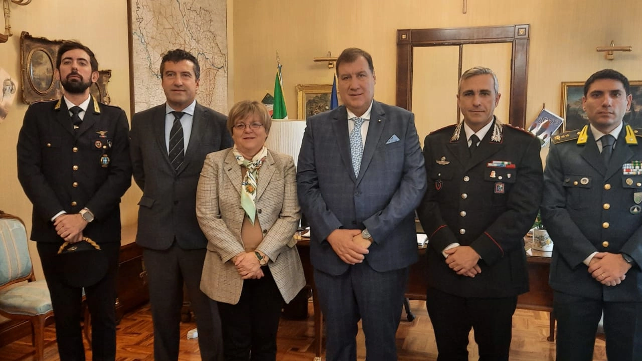 Foto di rito dopo la firma del protocollo