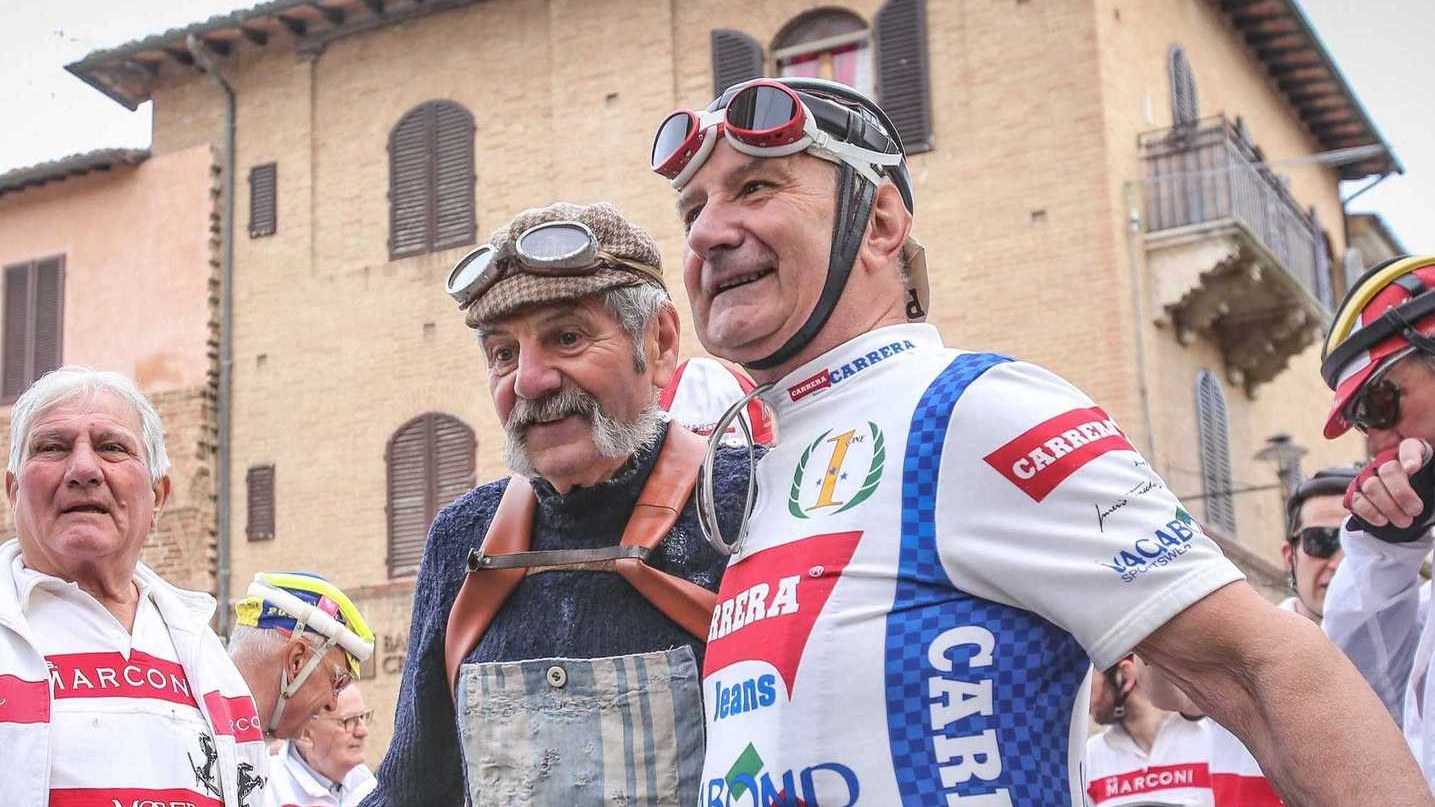 A destra il lodigiano Erminio Bravi insieme allo storico ciclista Luciano Berruti