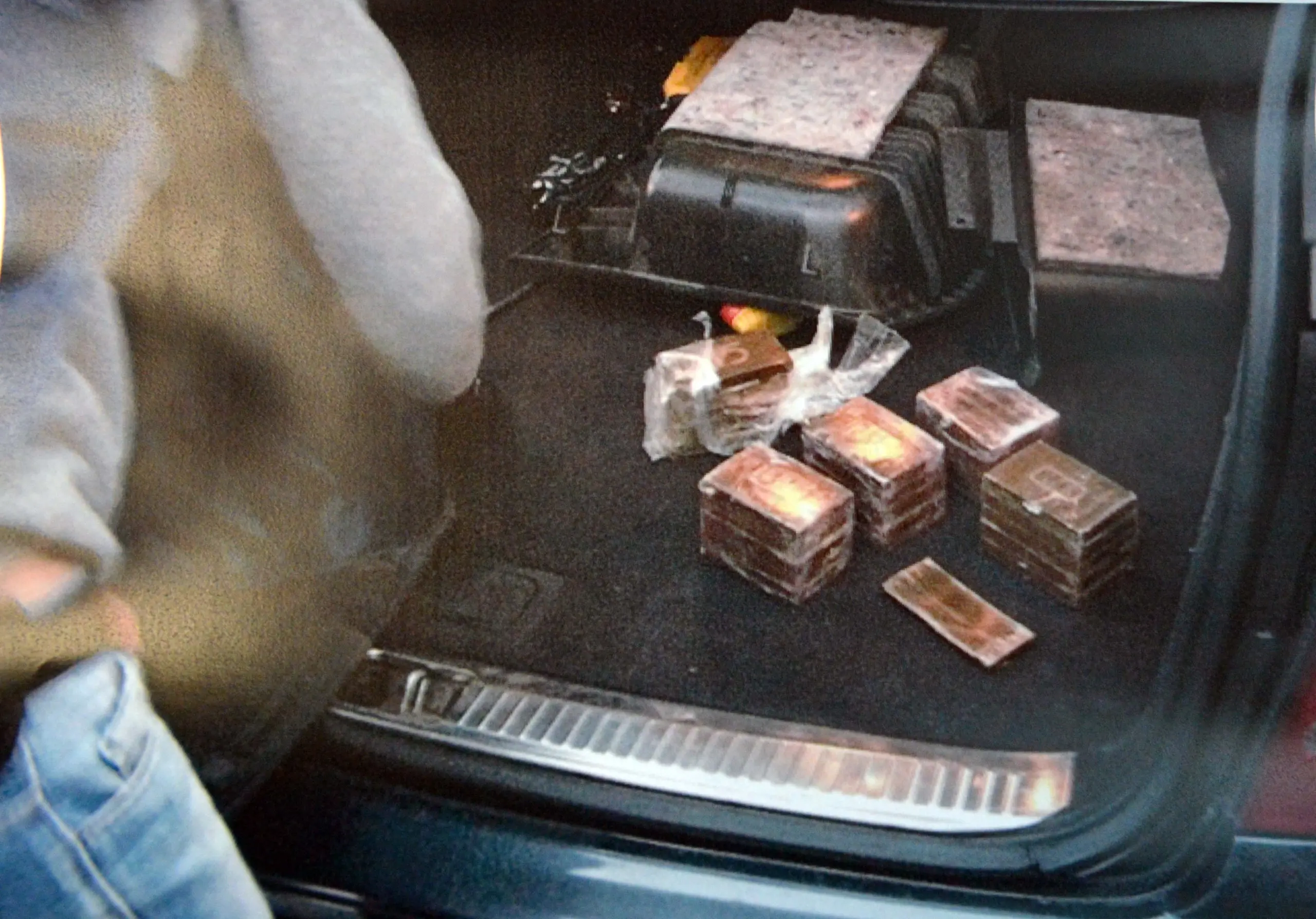Panetti di droga nascosti in un'intercapedine del bagagliaio: marocchino nei guai