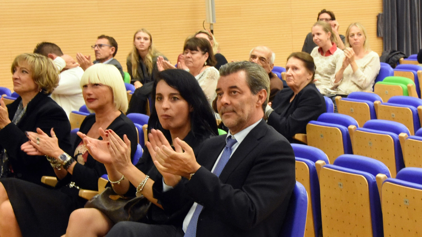 Giacinto Mariani seduto al concerto del concorso pianistico Pozzoli a Seregno