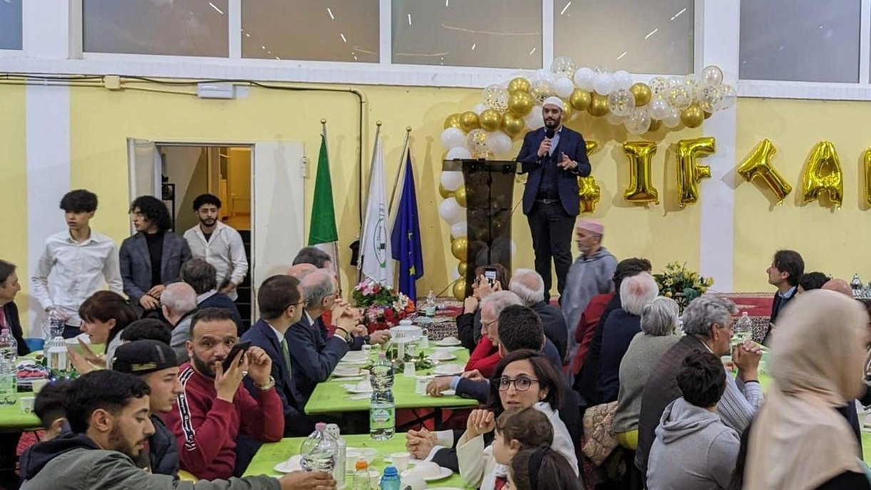 Prima la preghiera e poi la cena. All’iftar arrivano in settecento