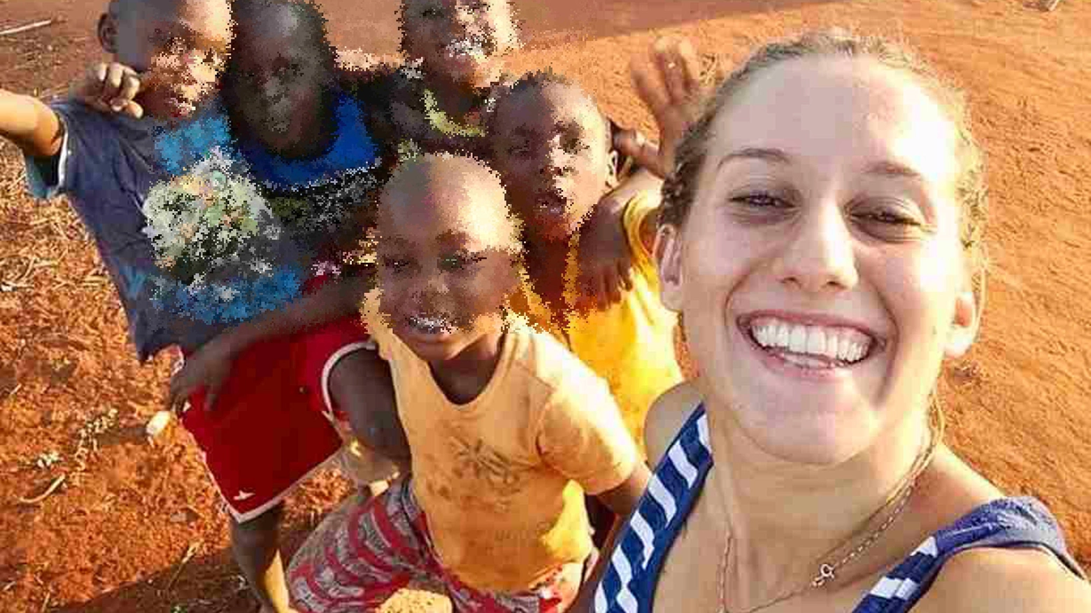 Silvia Romano con alcuni bambini durante un viaggio in Africa