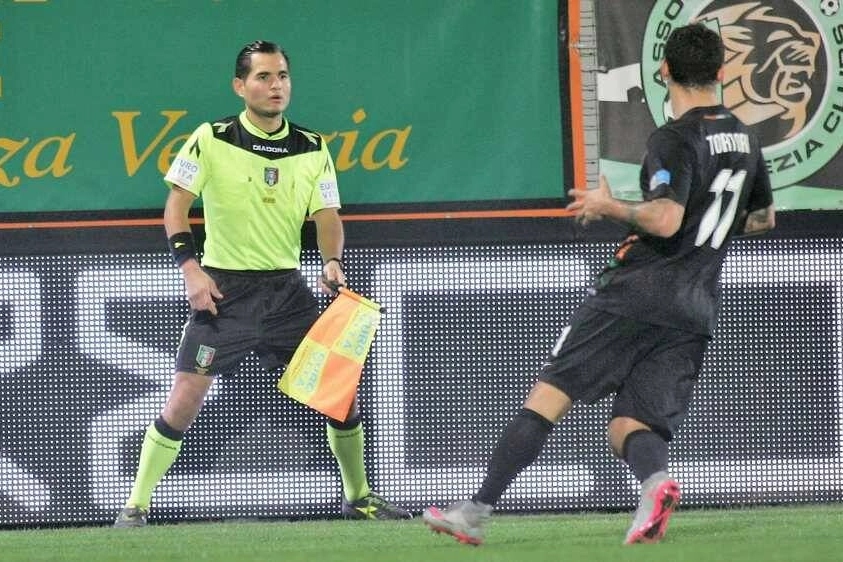 Roberto Avalos, della sezione Aia di Legnano, nel corso di una partita