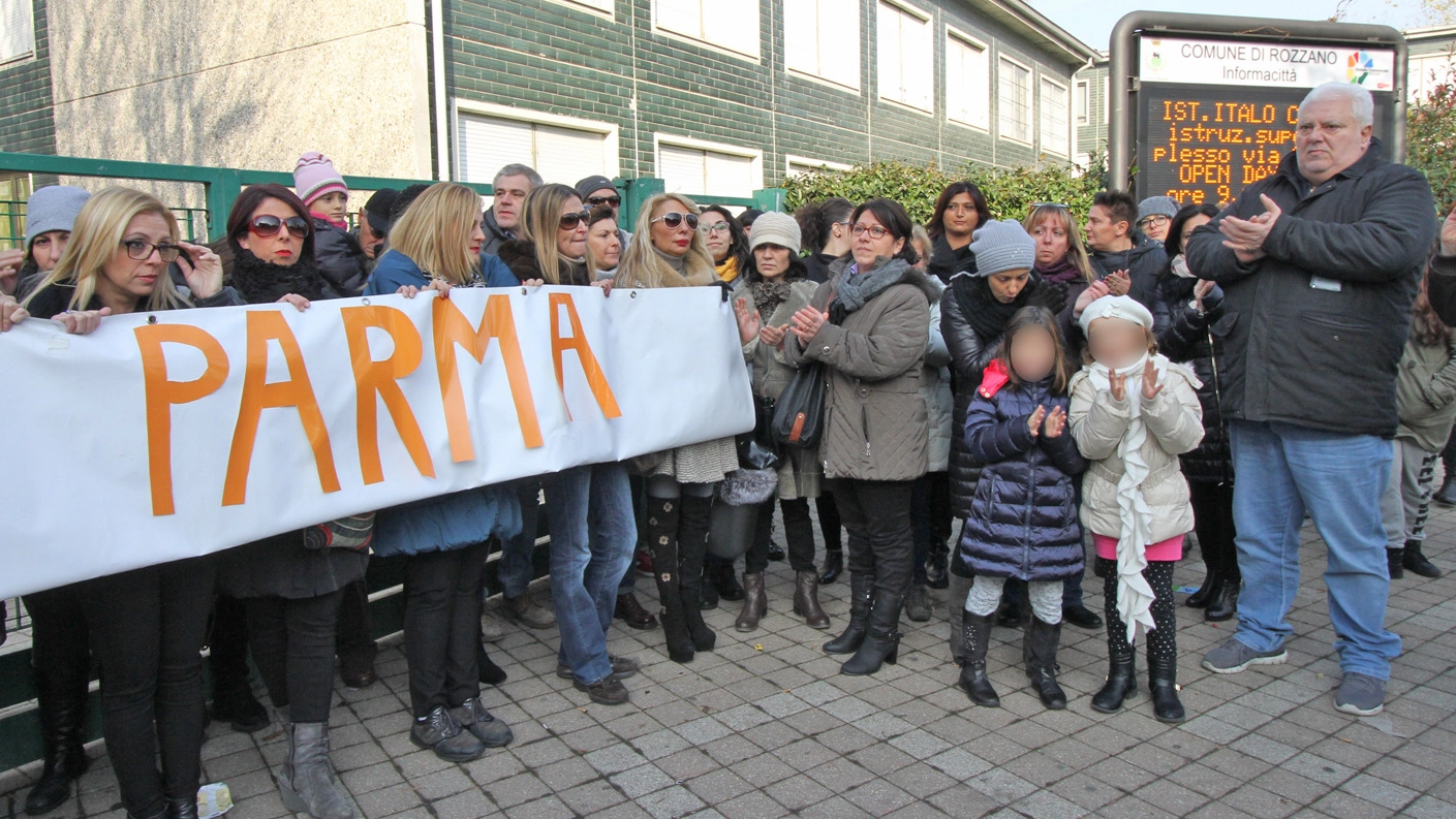 Circa quaranta persone si sono radunate davanti all’istituto di Rozzano