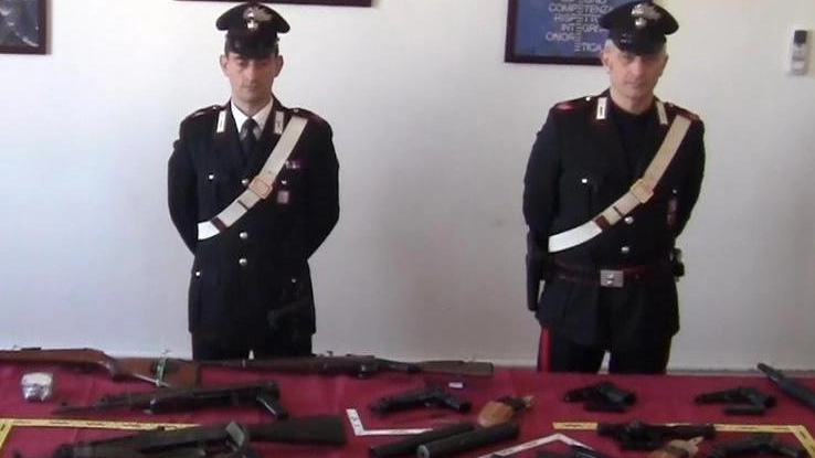 Le armi da guerra sequestrate dai carabinieri