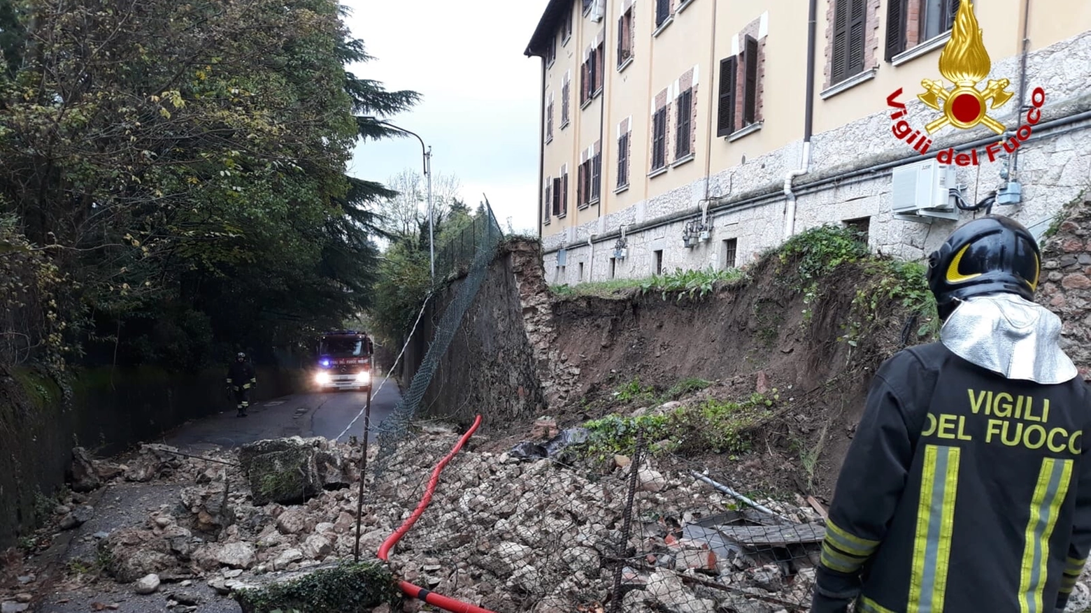 Il muro di contenimento caduto in via Castiglioni
