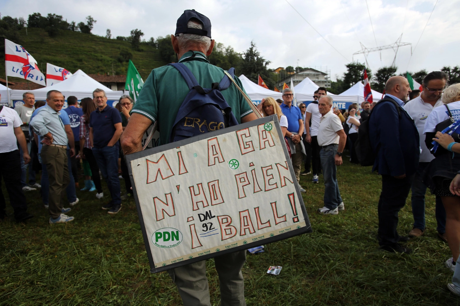 Cartello in dialetto al raduno leghista di Pontida