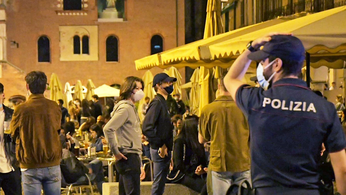 l centro storico di Pavia sabato sera sotto la sorveglianza dalle forze dell’ordine