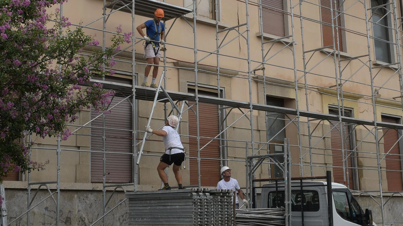 Maltempo e distruzione La piscina perde pezzi danni al cimitero "Avanti con le urgenze" Maltempo e distruzione La piscina perde pezzi danni al cimitero "Avanti con le urgenze"