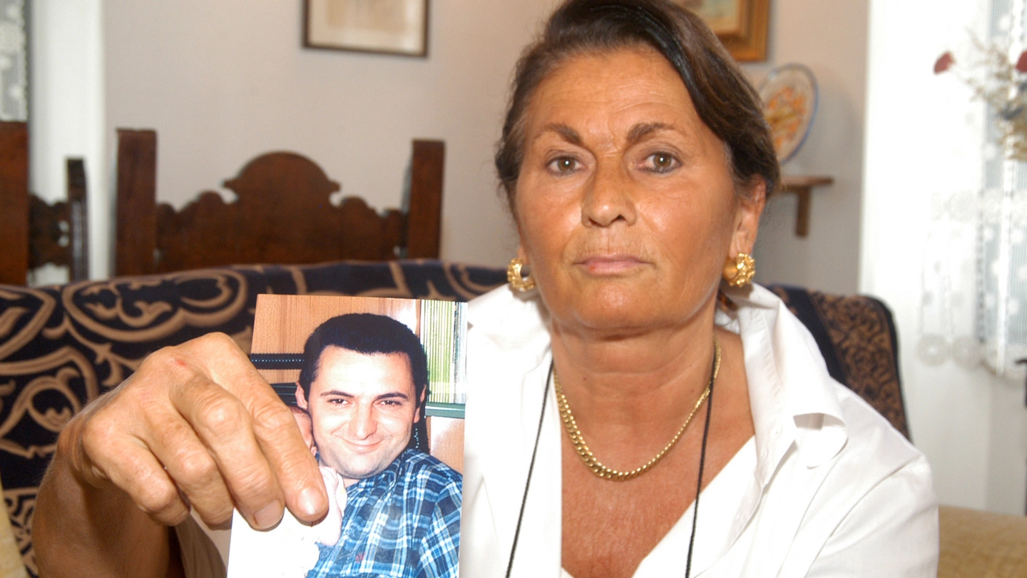 Ebe Pagliari mostra la fotografia del figlio Marco Perini, ucciso vent’anni fa