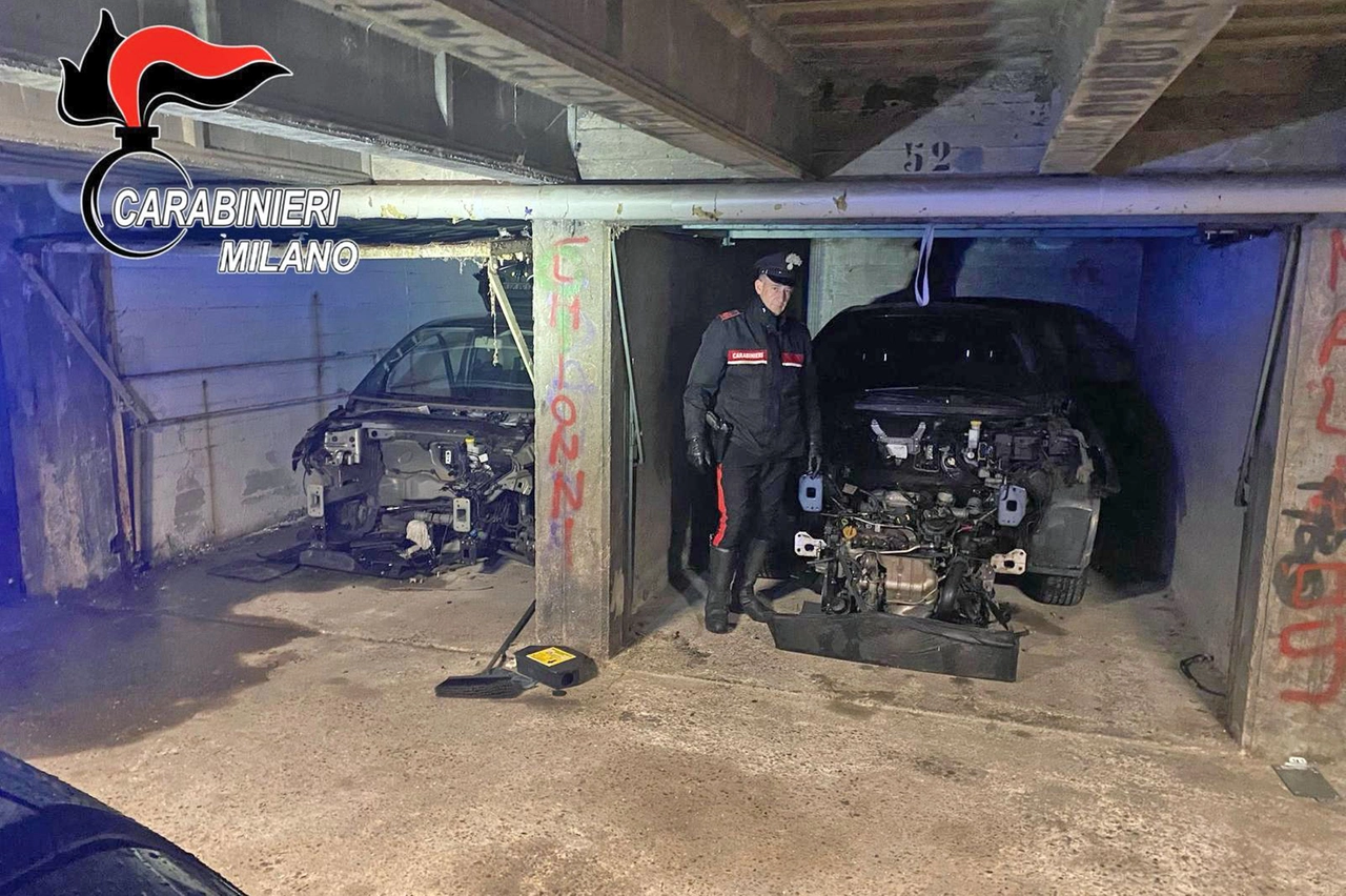 Il garage dove sono state trovate le auto rubate (Spf)
