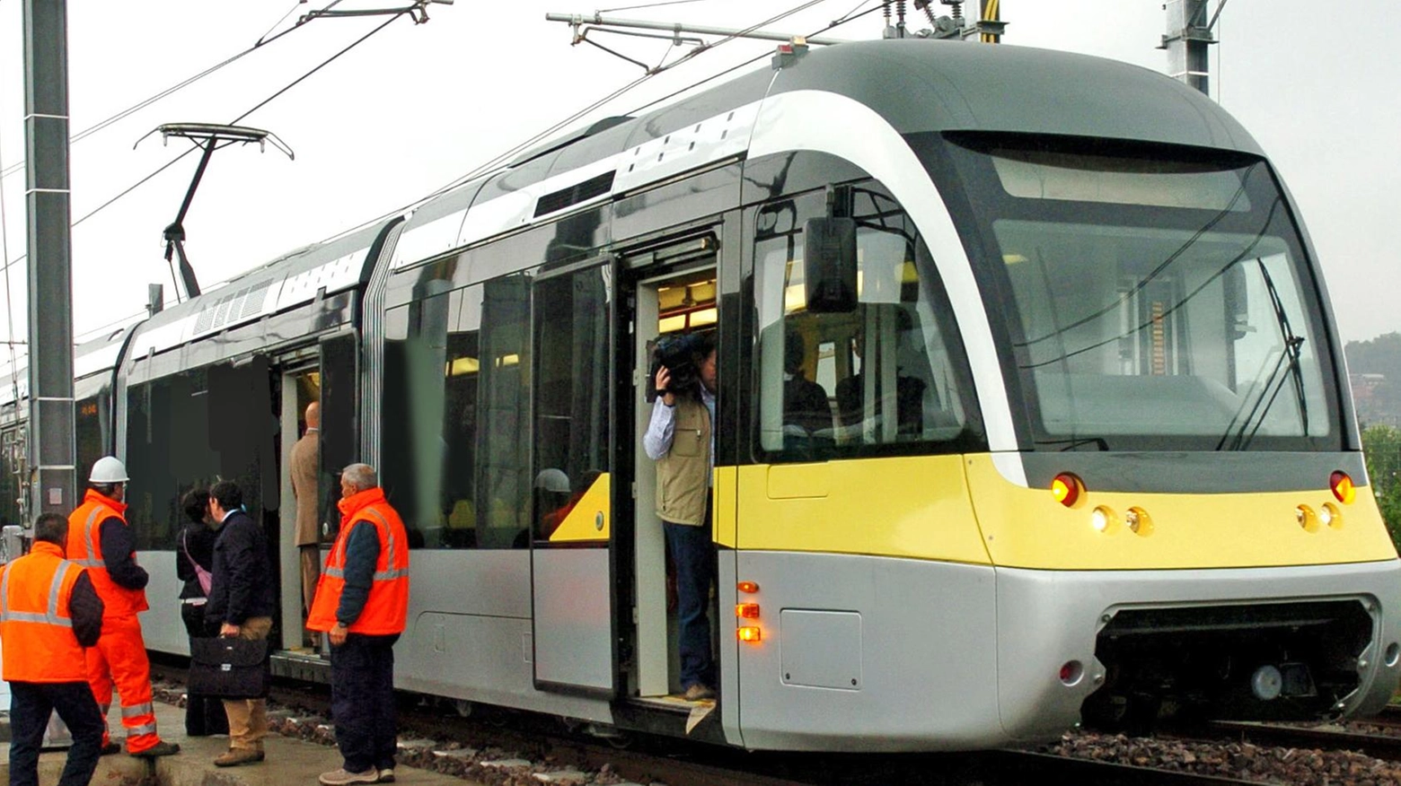 Spray urticante sul tram. Evacuati e soccorsi settanta passeggeri