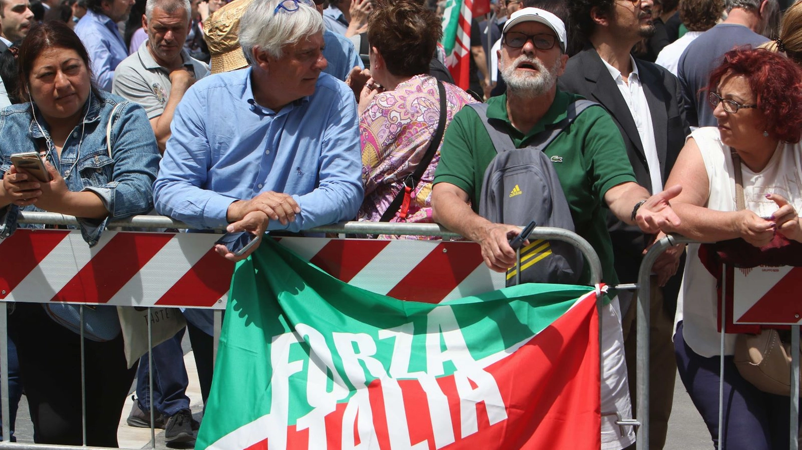 Sostenitori di Forza Italia al funerale di Silvio Berlusconi