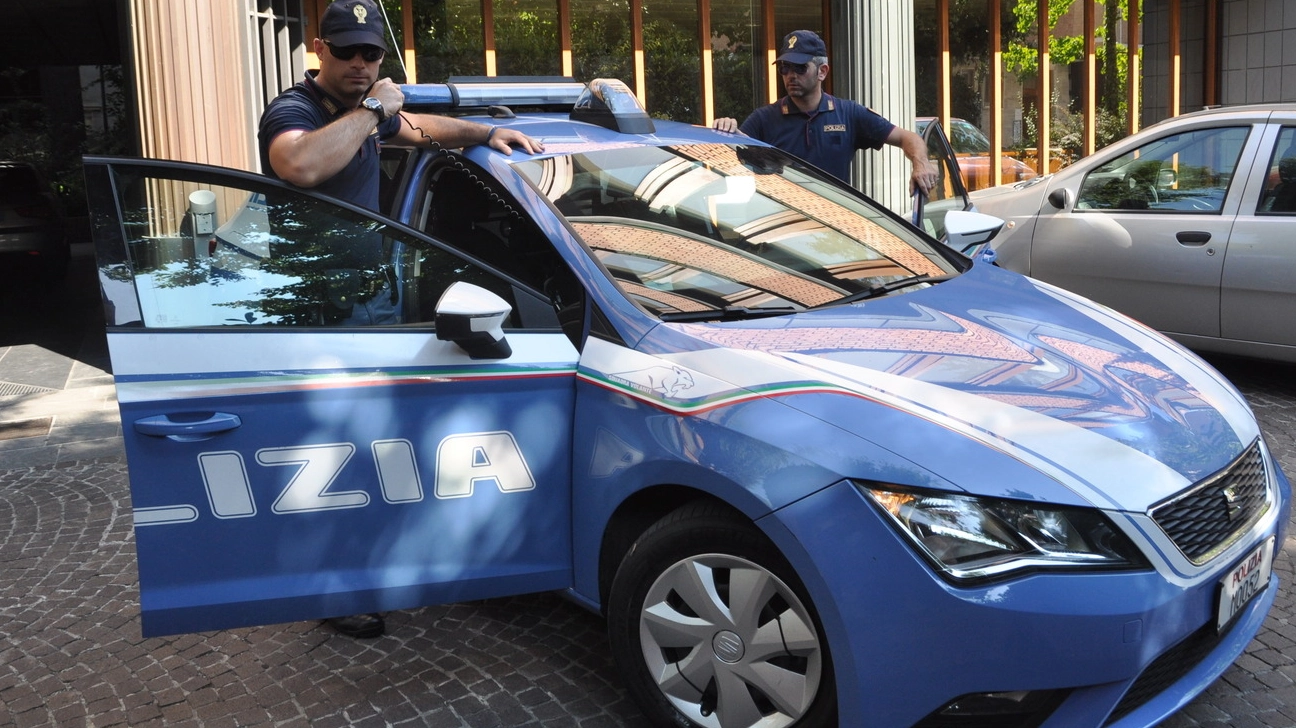 Una volante della polizia in azione Una volante della polizia in azione