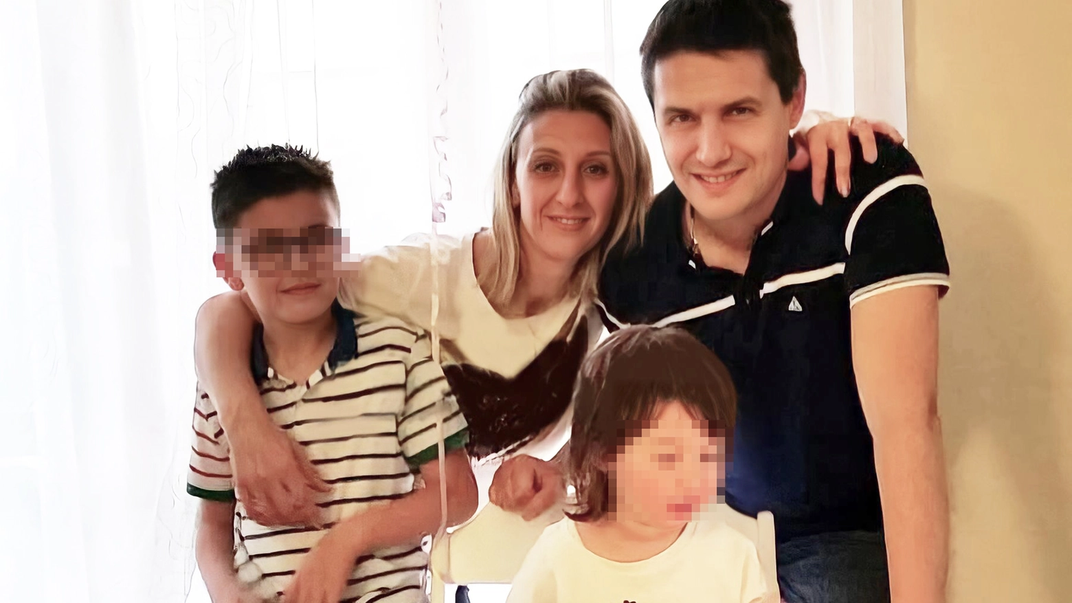 La famiglia con la piccola tornata a casa dall'ospedale La famiglia con la piccola tornata a casa dall'ospedale