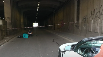 Incidente al sottopasso Mortirolo: rider investito da un’auto, ferito e portato in ospedale