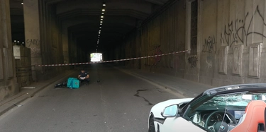 Incidente al sottopasso Mortirolo: rider investito da un’auto, ferito e portato in ospedale