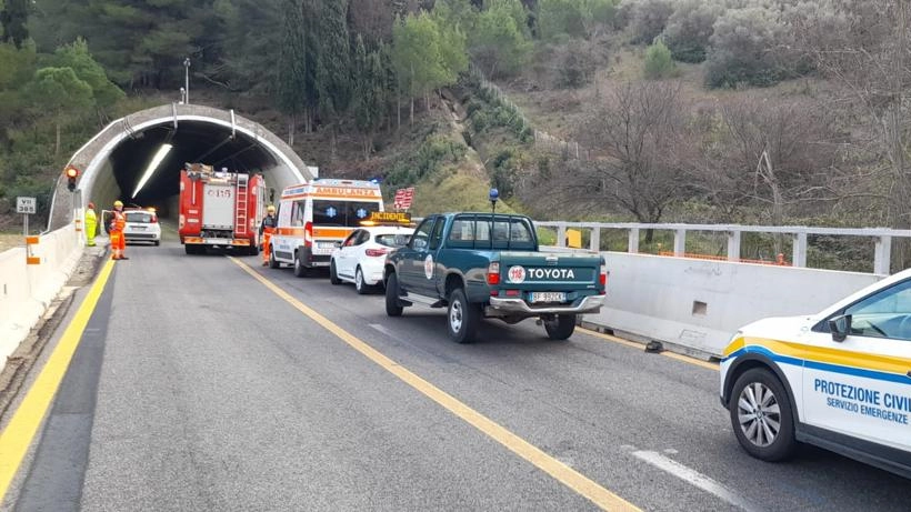 L'incidente è avvenuto sotto la galleria di Santo Stefano (foto di repertorio) L'incidente è avvenuto sotto la galleria di Santo Stefano (foto di repertorio)