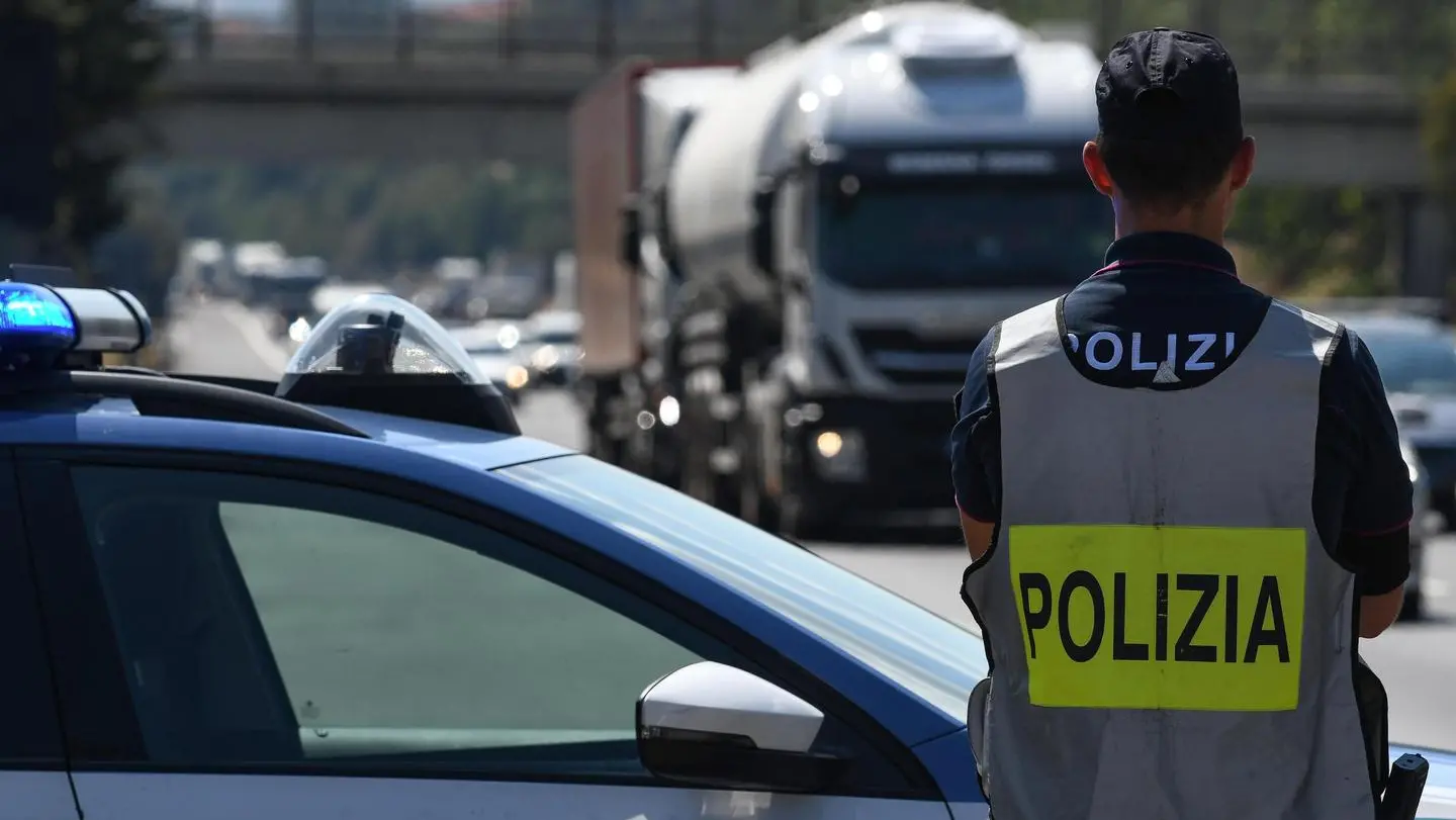Polizia Stradale in autostrada (Ansa) Polizia Stradale in autostrada (Ansa)