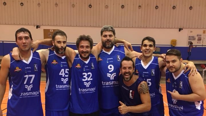 Gianmarco Pozzecco con i compagni di squadra del Cb Formentera (Facebook)