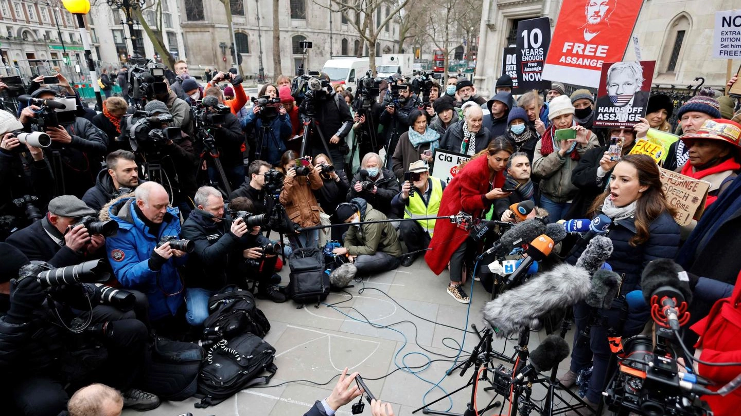 Stella Morris, la compagna di Julian Assange, manifesta per la sua liberazione a Londra
