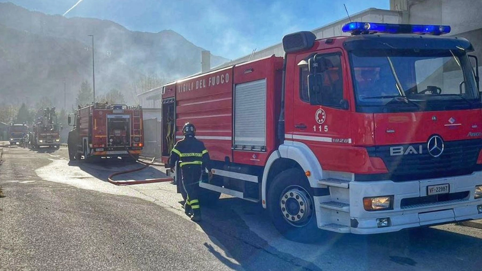 Incendio nel deposito: "Non aprite le finestre"