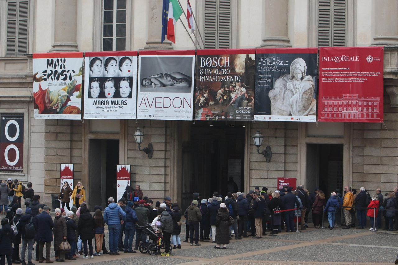 Folla di turisti e visitatori a mostre e monumenti, a Milano