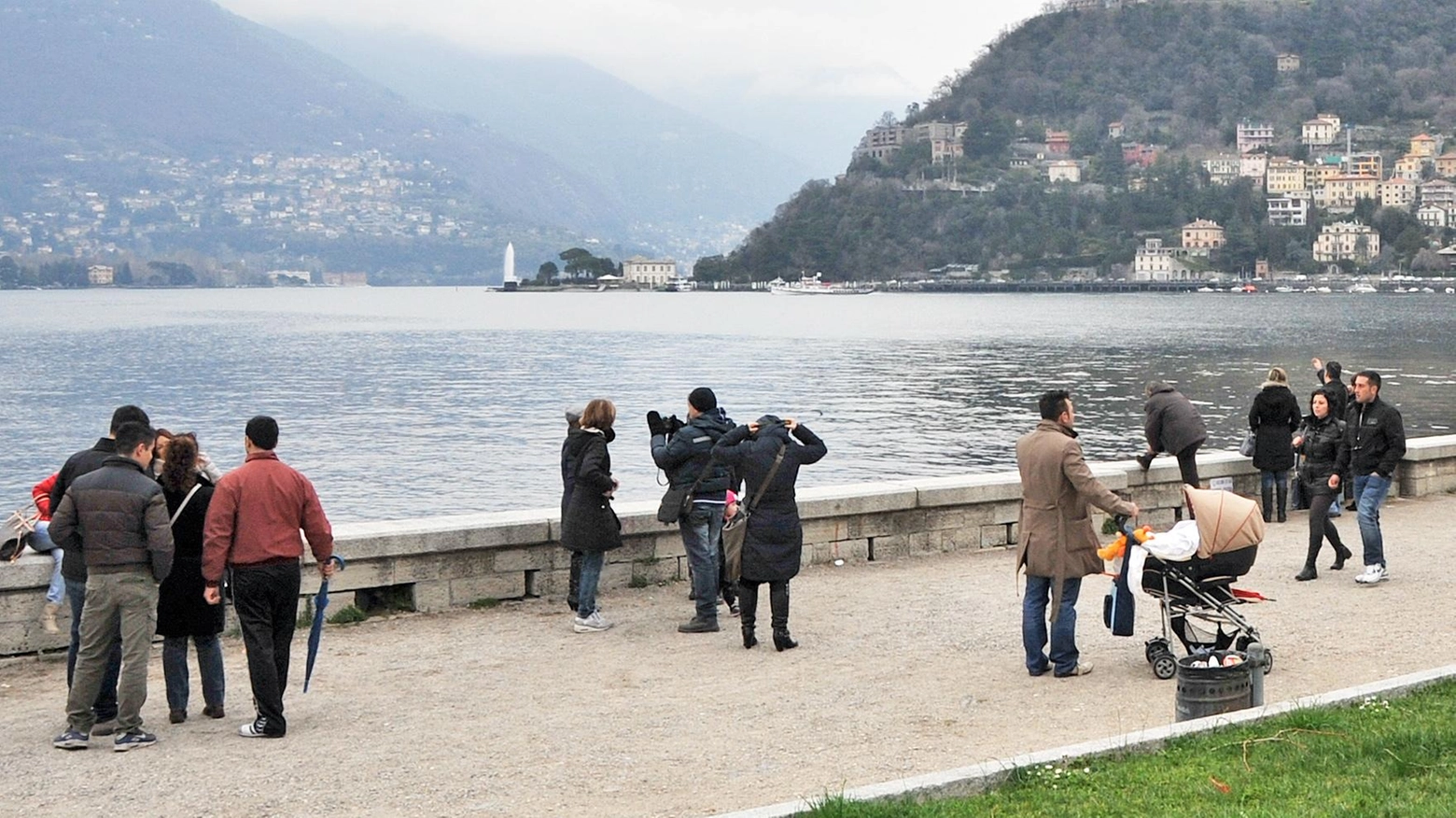 Turisti d'inverno sul Lario