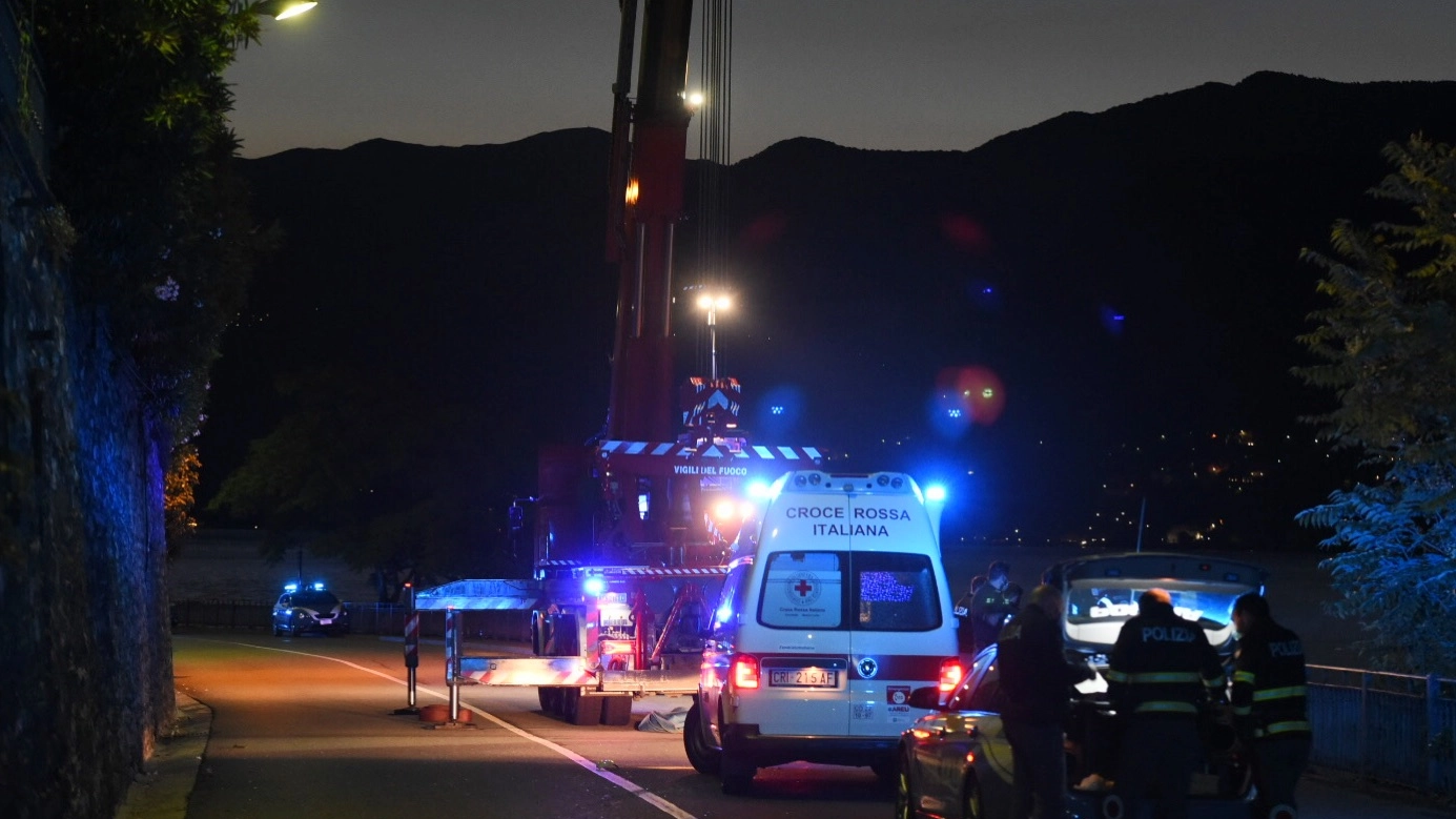 Auto nel lago di Como, i soccorsi (Foto Cusa)