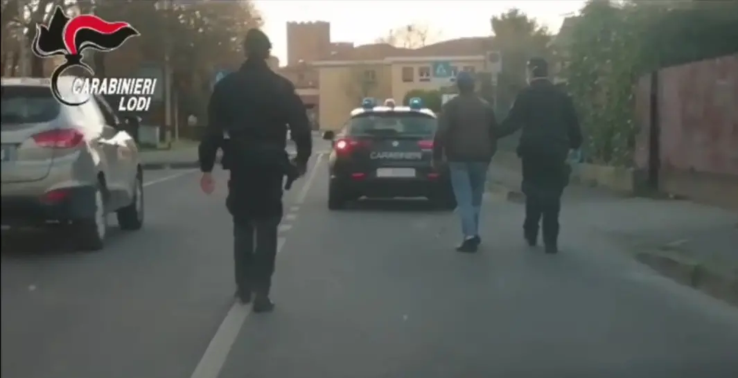 Cieco si perde a Casale, scortato a casa a piedi dai carabinieri/ VIDEO