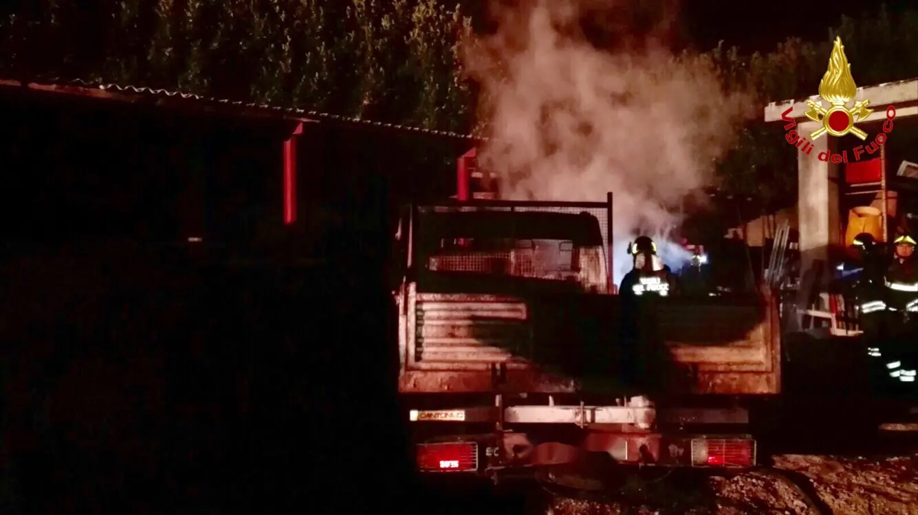 Busto Arsizio: in fiamme un escavatore e un furgone