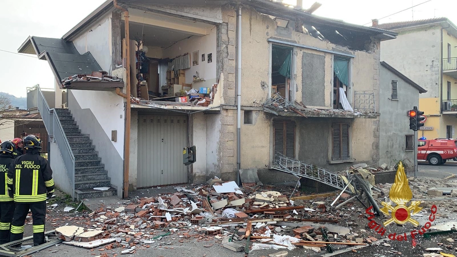 La casa sventrata dopo l'esplosione