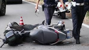 Ricoverato in ospedale a Legnano il 16enne travolto da una vettura in via Marconi
