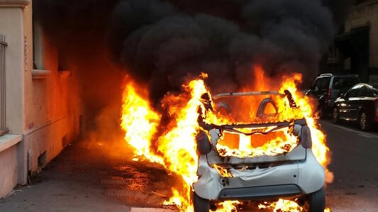 Foto generica di automobile in fiamme (Spf)