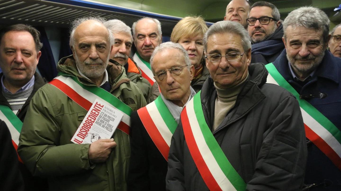 I sindaci sul treno Crema-Milano (Ansa)