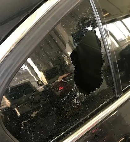 Viale Zara Milano, danneggia auto e scooter brandendo tubo dell'aspirapolvere e sassi