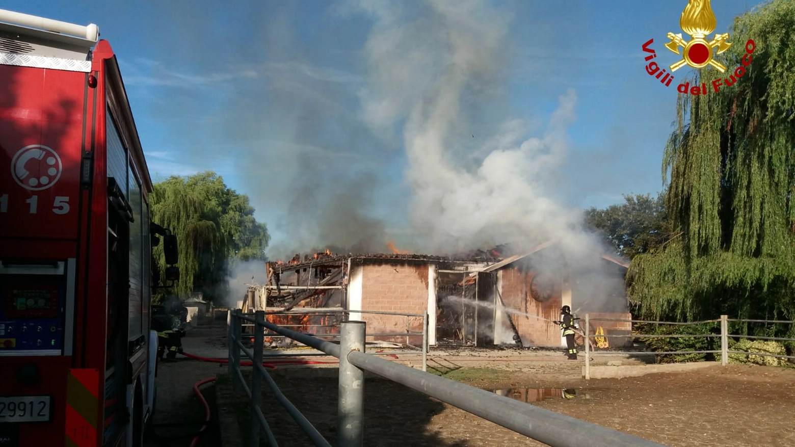 L'intervento per l'incendio a Sant'Alessio (foto Vvf Pavia)