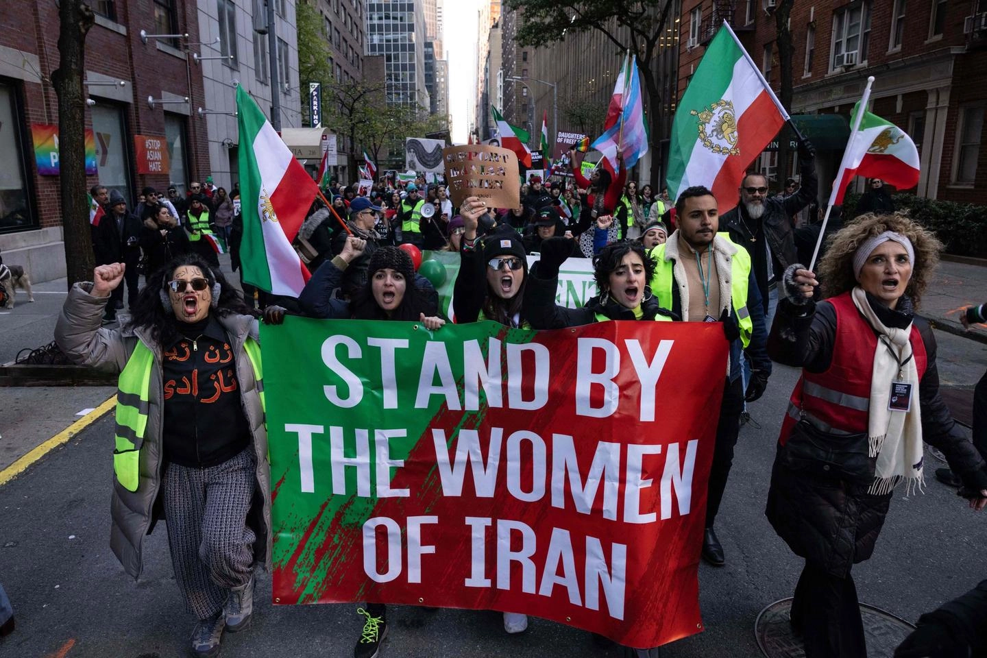 Una protesta contro il trattamento delle donne in Iran 