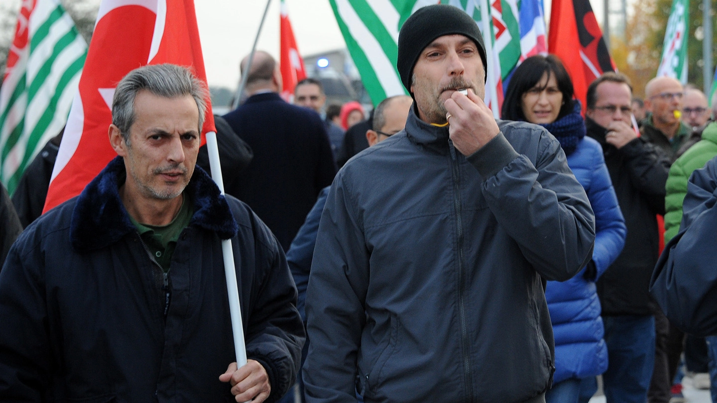 Lo sciopero dello scorso quattro novembre per le strade di Inveruno (Foto Sally)