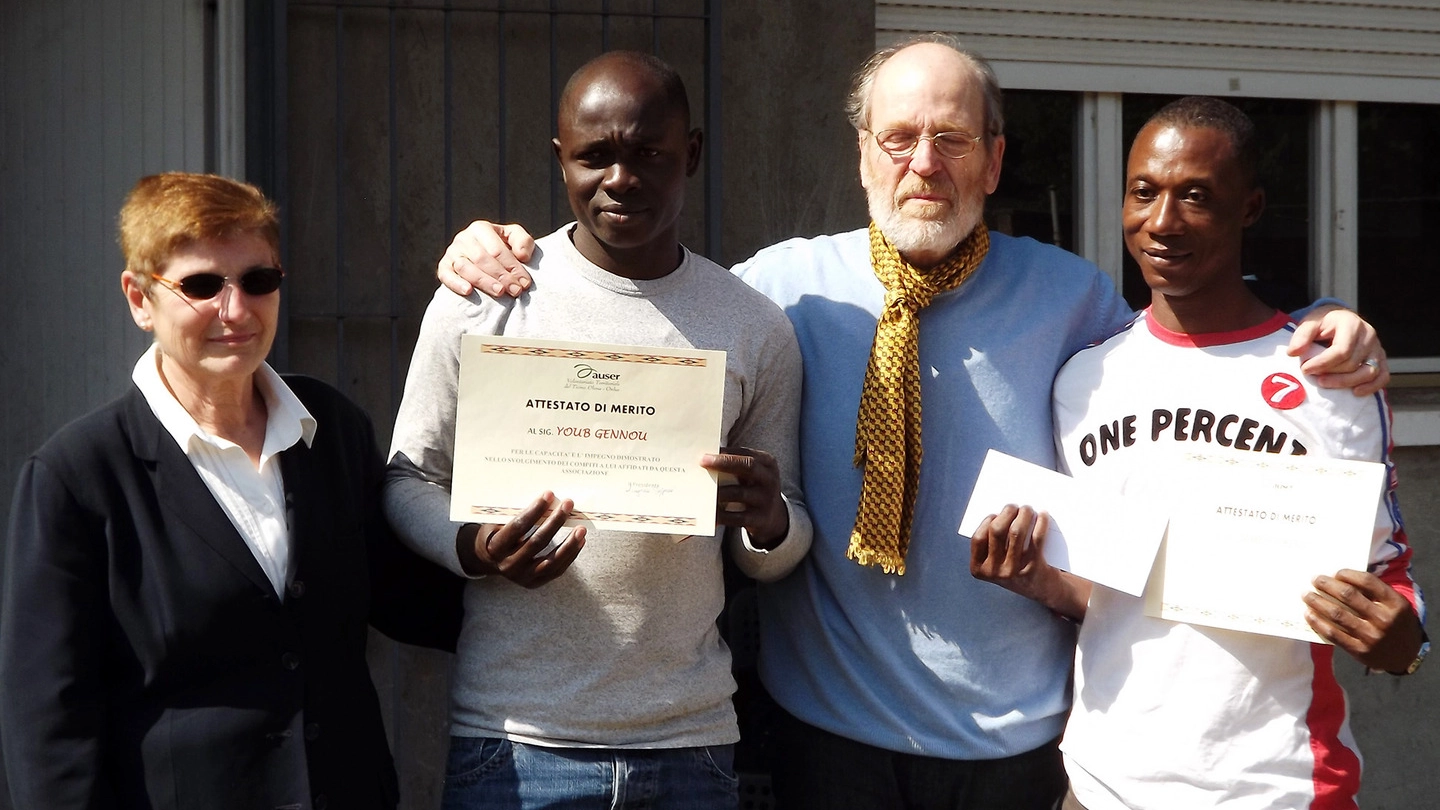 I due profughi premiati dall'Auser Ticino Olona