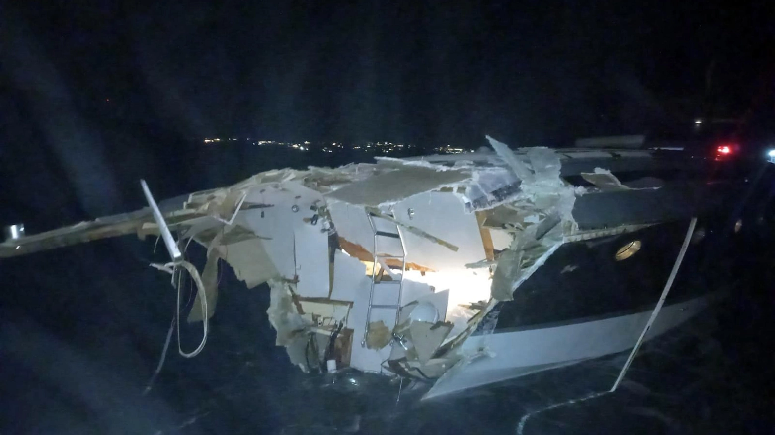 Lo yacht finito sugli scogli Lo yacht finito sugli scogli