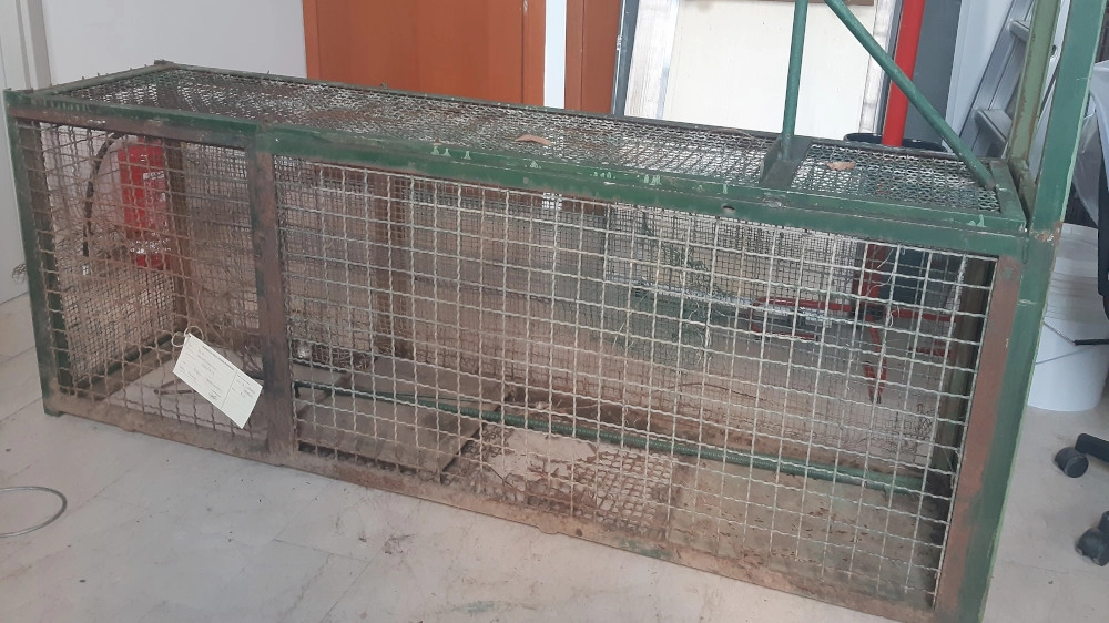 La gabbia trappola sequestrata dagli agenti  