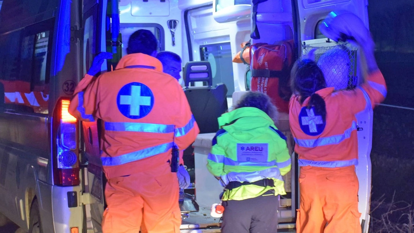 Soccorritori del 118 al lavoro con un’ambulanza