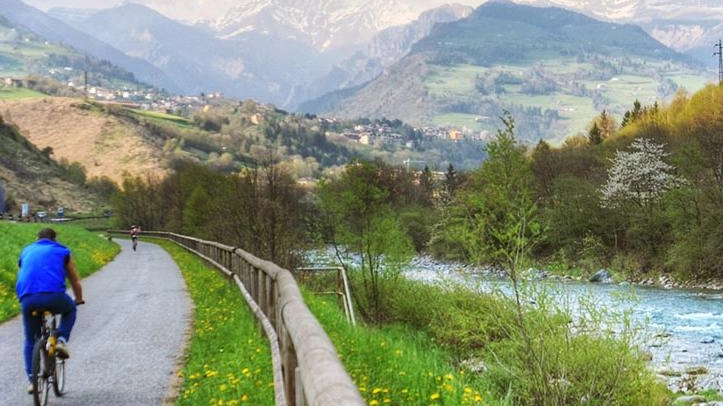 Pista ciclabile della Val Seriana: "Il fiume la sta portando via"
