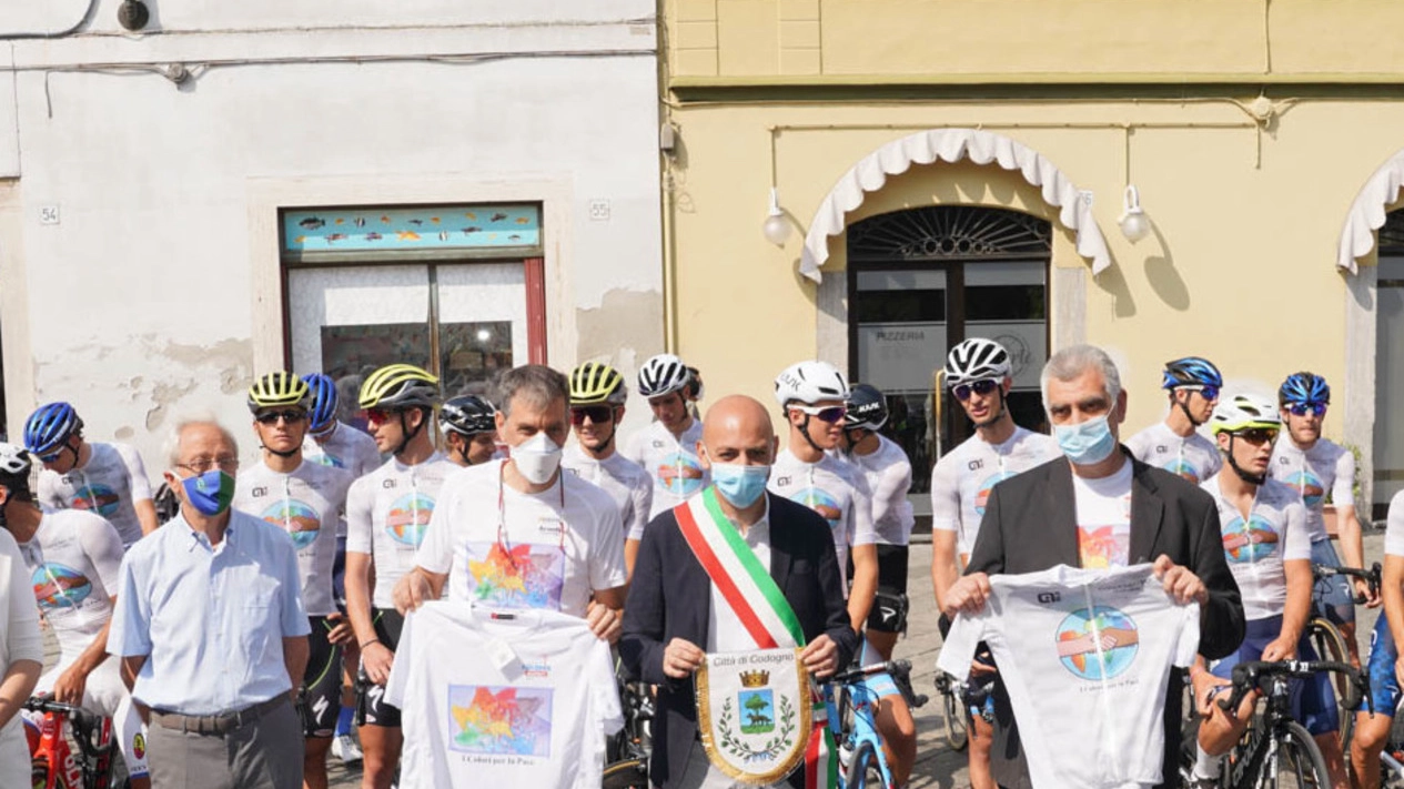 Il sindaco, Francesco Passerini, alla partenza della pedalata verso Vo’ Euganeo 