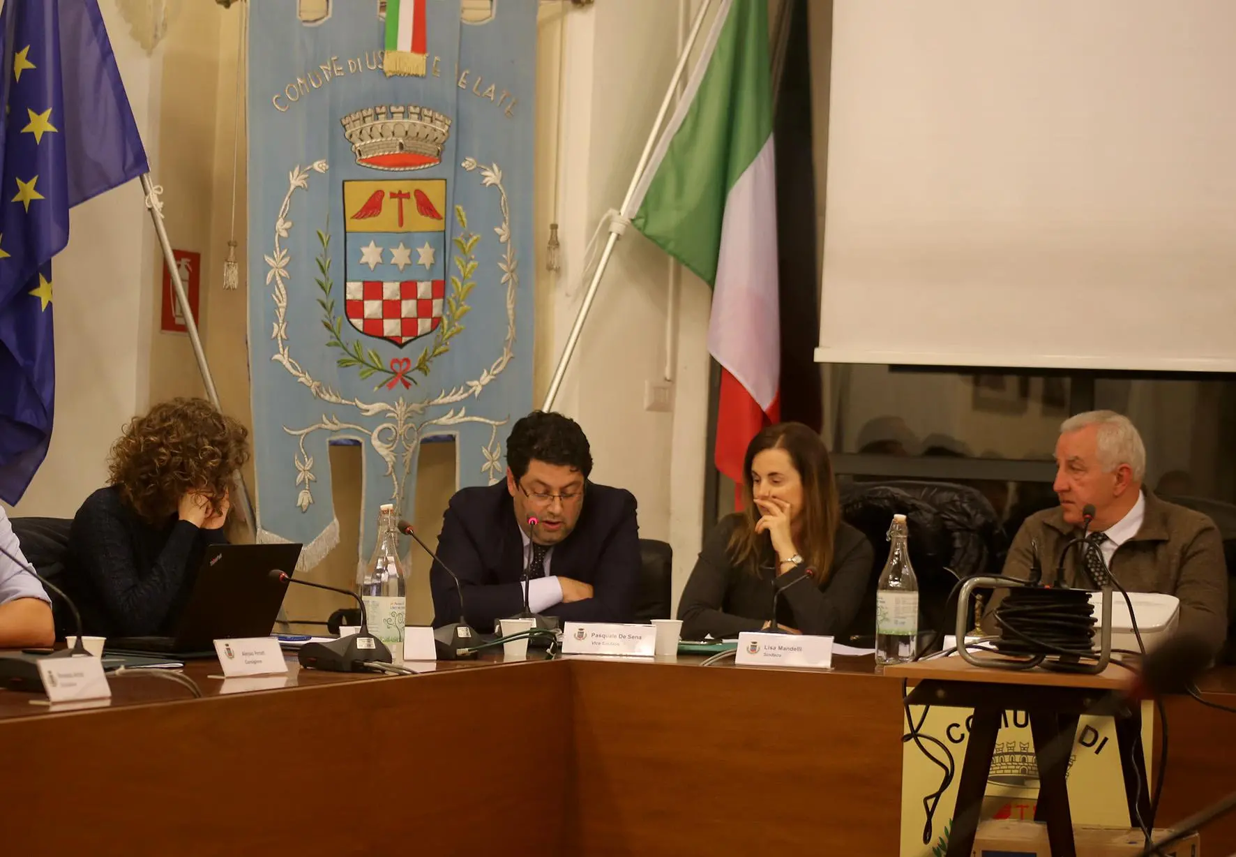 Giunta Mandelli controtendenza Qui ci si riduce lo stipendio