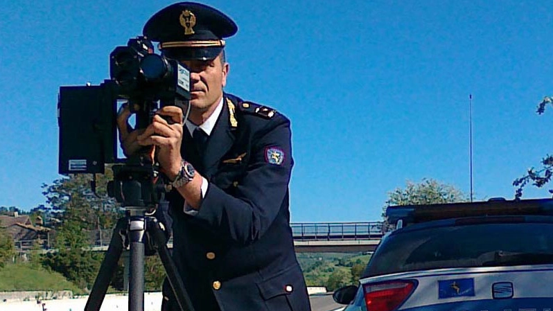 Un controllo della velocità effettuato dalla Polizia stradale Un controllo della velocità effettuato dalla Polizia stradale